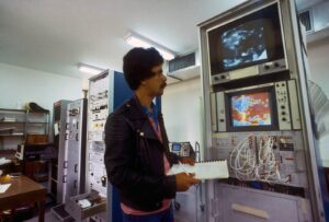 Técnico do INPE, verificando o tempo através das imagens do LandSat-2, S. J. dos Campos, 1981