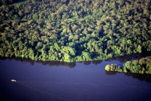 Afluente e Barco navegando no Rio Xingu, Pará,
