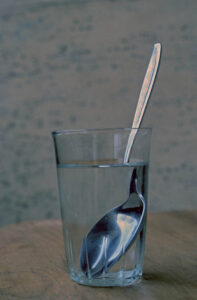 REFRAÇÃO ÓTICA COLHER DENTRO DE UM COPO DE ÁGUA