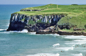 Falésias únicas de basalto em Torres, Rio Grande do Sul.